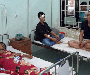 Côn đồ xông vào tiệc tân gia chém 6 người trọng thương