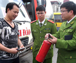 CSGT được dừng xe xử lý ôtô không lắp bình cứu hỏa