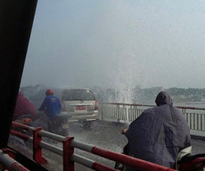 Hà Nội: Vỡ đường ống nước, nhiều người mặc áo mưa qua cầu Chương Dương