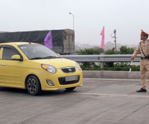 Hàng loạt ôtô 4 chỗ bị nhắc nhở vì không có bình cứu hoả