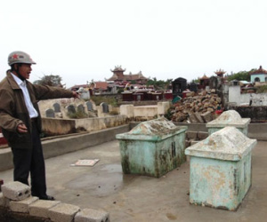 Tin thầy bói, bốc mộ 100 năm của gia đình khác