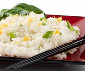 3 sai lầm khi ăn cơm gây bệnh cho cơ thể