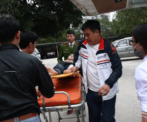 Hai tên cướp cầm gạch chống trả CSGT khi bị truy đuổi