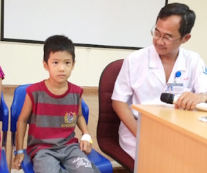 Hy hữu: Đầu bút bi nằm trong phế quản một bé trai suốt 3 tháng
