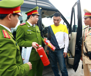 Quy định ôtô phải có bình cứu hỏa: Bộ Công an nói có, Cục Đăng kiểm nói...không
