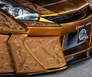 Siêu xe Nissan GT-R chạm trổ sơn vàng