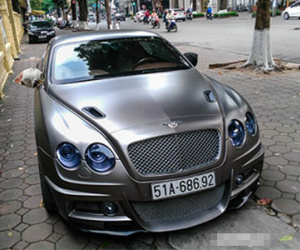 Chạm mặt Bentley Continental GT độ "siêu hầm hố" tại Hà Nội
