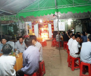 Chồng đâm vợ gục trong phòng ngủ rồi ra vườn treo cổ