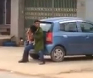 Vây bắt kẻ cầm dao uy hiếp, kề cổ một phụ nữ làm con tin
