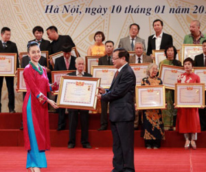 "Chim công làng múa" Linh Nga thành NSƯT