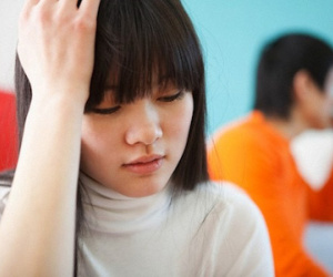 Chồng tôi giận dữ gào lên: "Lúc tôi vắng nhà, nhờ người đàn ông khác chút thì sao?"