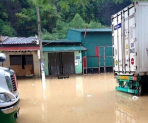 Mưa ngập ở cửa khẩu Tân Thanh, giao thông tê liệt 3 giờ