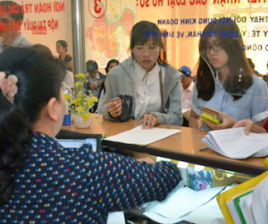 Ngóc đầu không nổi vì phí “bôi trơn”