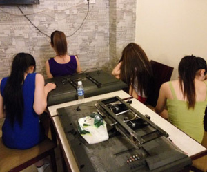 Nữ tiếp viên massage tăng ca kích dục cho khách