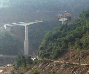Sập giàn giáo thi công cầu, 4 người chết