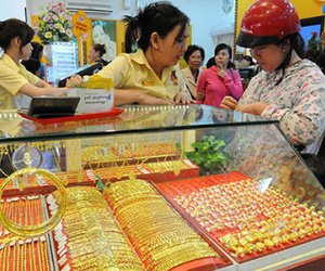 Giá vàng tăng khiêm tốn, giá USD "chợ đen" giảm sâu