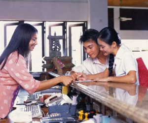 Trước mặt tôi, chồng chỉnh trang kéo lại váy áo cho nhân tình