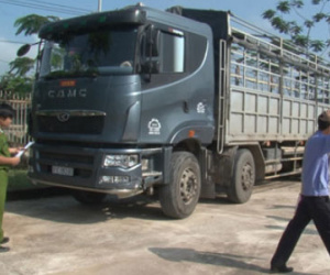 Xe máy chở 4 thiếu nữ va chạm xe tải, 3 người chết