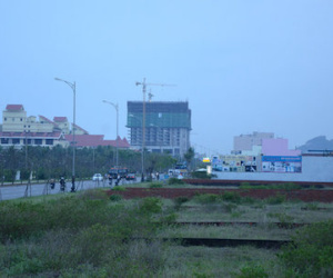 Người Trung Quốc gom đất gần sân bay