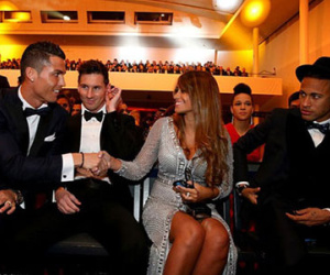 Ronaldo chúc mừng Messi ở lễ trao Quả bóng vàng FIFA 2015