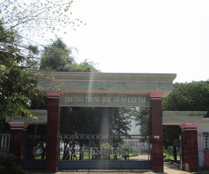 Thầy giáo bắt học sinh nằm ngửa, đổ nước vào miệng vì tội nhắc nhở lớp im lặng