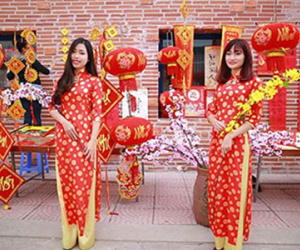 Giới trẻ Việt "rộ mốt" chụp ảnh chào Tết với trang phục truyền thống