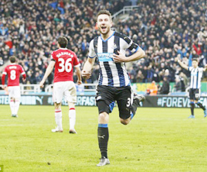 Newcastle vs Man United 3-3: Cầm vàng lại để vàng rơi