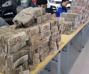 Nhân viên choáng váng khi khách hàng chở hơn nửa tấn tiền lẻ đi mua xe ô tô
