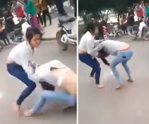 Nữ sinh lột áo, đánh nhau dã man, người đi đường hò reo cổ vũ