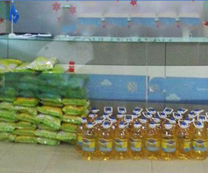 Thưởng Tết dầu ăn, tặng kèm sữa tươi, xúc xích
