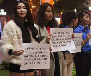Xôn xao hình ảnh Linh Miu đứng giữa đường cầm biển xin ôm