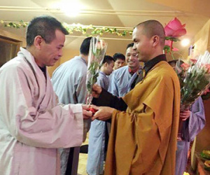 Bất ngờ với người bố Phật tử giàu có của Tinna Tình