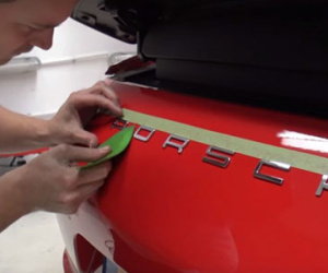 Bóc logo Porsche trên siêu xe 911 trong 3 phút