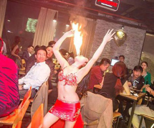 Cô gái 9x có biệt tài vừa múa, vừa "phun lửa"