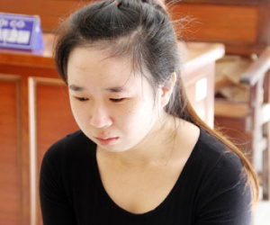 Cô gái giết chồng khóc tại tòa