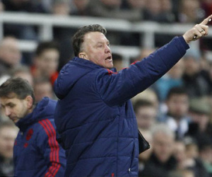 Van Gaal chỉ tay, gọi phóng viên là "gã béo" vì bức xúc