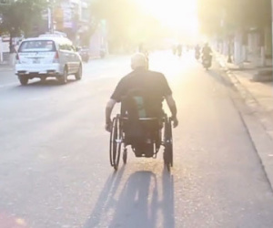 Clip: Ông Tây ngồi xe lăn dạy tiếng Anh miễn phí ở phố biển