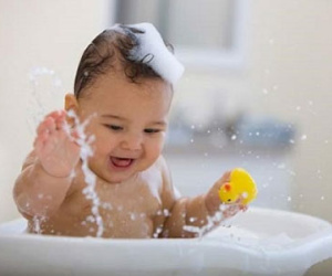 Mùa đông có nên kiêng tắm cho trẻ
