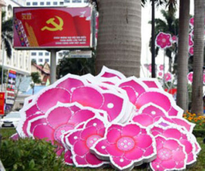 Tiếp tục tháo các "cây hoa" lòe loẹt trên đường phố Hà Nội