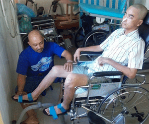 Nguyễn Hoàng xuất viện trên xe lăn