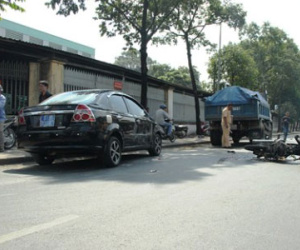 Tai nạn liên hoàn từ người phụ nữ băng qua đường