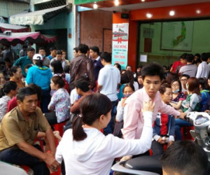 Thức đêm, chen chúc chờ mua vé xe Tết Phương Trang