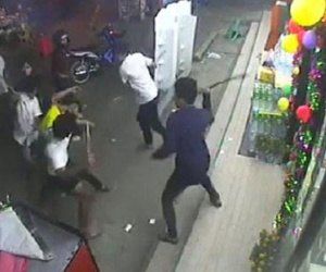 Vác dao truy sát bố đẻ và mẹ kế