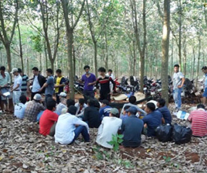 Cảnh sát vây ráp, nổ súng bắt sòng bạc giữa rừng