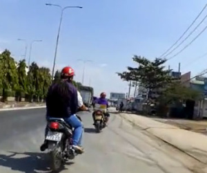 Clip: Đôi nam nữ rình quãng đường dài để cướp túi xách