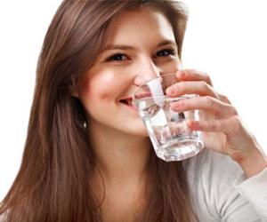 Thức dậy buổi sáng, nên đánh răng hay uống nước trước?