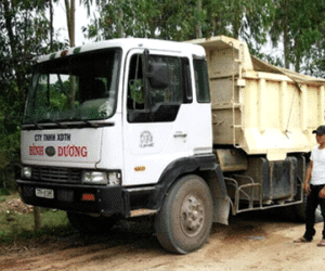 Hơn 10 CSGT truy đuổi ôtô đổ đá xuống quốc lộ
