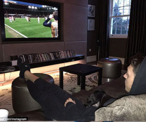 Mesut Ozil cổ vũ đồng đội từ…. ghế sofa
