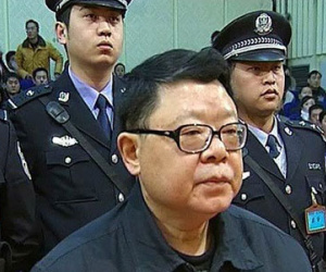 Tiền tấn, quà khủng chất đầy nhà quan tham dịp Tết