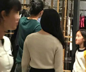 Vương Phi đưa con gái đi mua sắm vào ngày bị đồn kết hôn